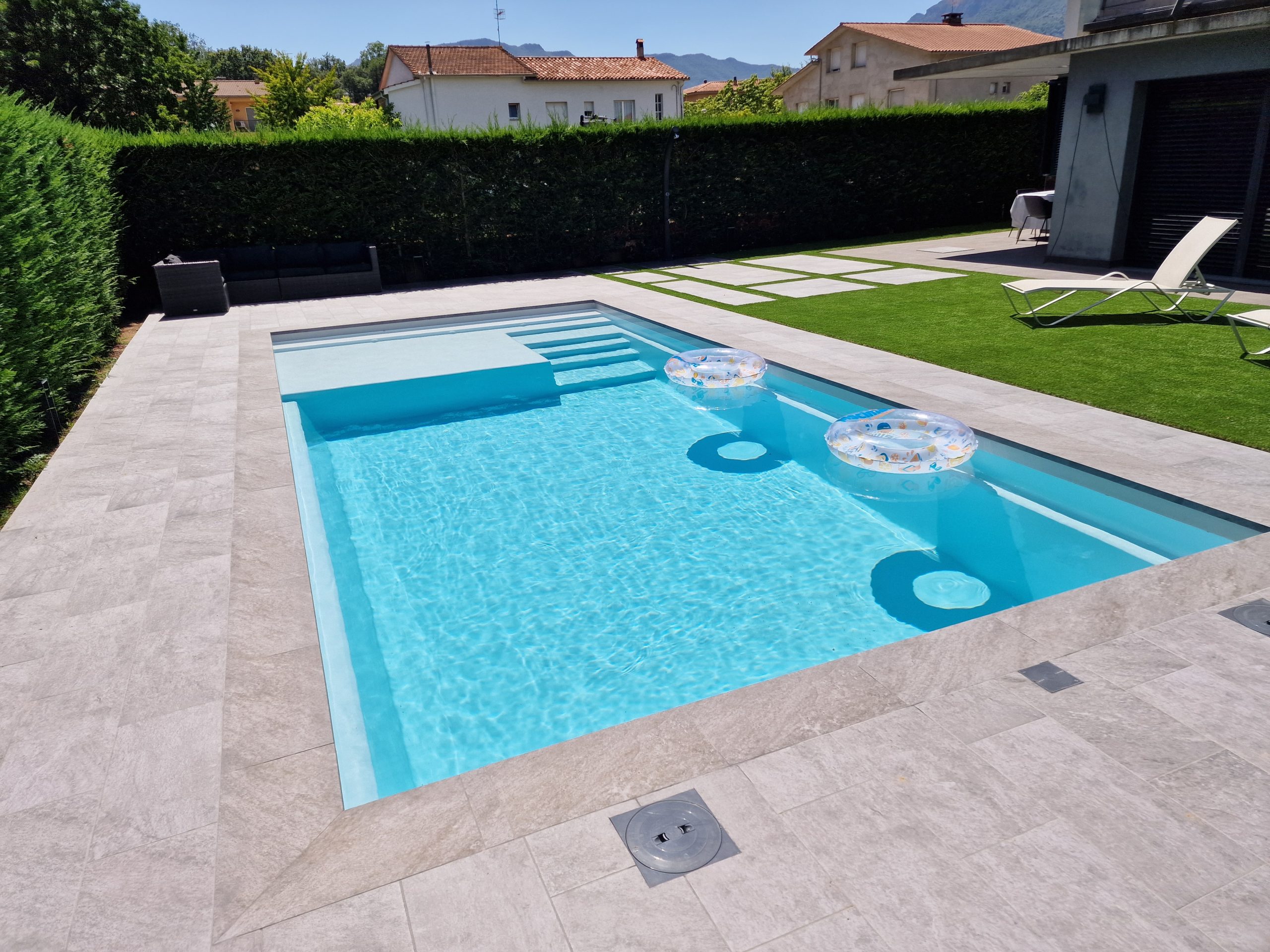 Némeau installe votre piscine coque polyester à Annecy, Chambéry et dans toute la Savoie et Haute-Savoie. Modèles design, installation rapide, qualité garantie.